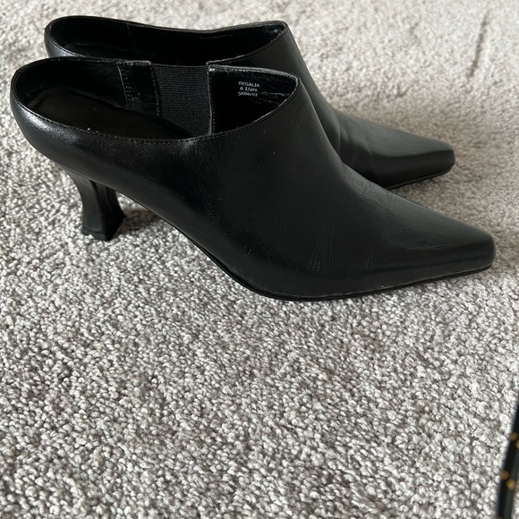 SALE 2/$20 Women's Black Leather Mules size 6.5 Liz Claiborne EUC - Picture 3 of 8